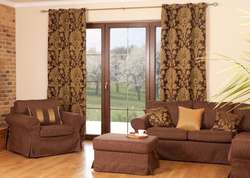 Dzięki wymianie zasłon i tkanin tapicerskich na sofach i fotelach, odmienimy charakter swojego salonu