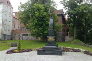 Kętrzyn: pomnik "W Hołdzie Poległym, Pomordowanym i Zamęczonym Polakom - Obrońcom Ojczyzny 1939 - 1956"
