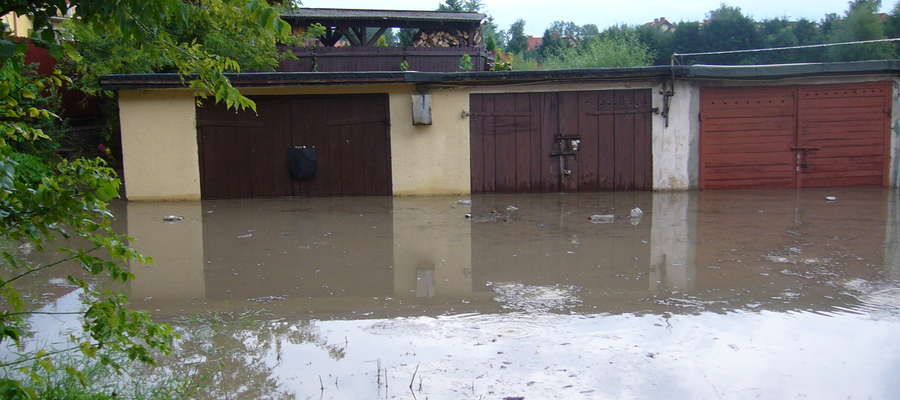 Woda zalała garaże przy ul.Boh.Warszawy