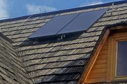 Włączenie kolektorów słonecznych do zintegrowanego systemu ogrzewania domu pozwala na maksymalne wykorzystanie uzyskiwanej dzięki nim energii cieplnej