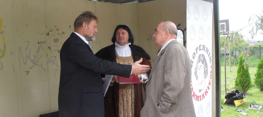Mikołaj Kopernik (w środku) z sołtysem Romanem Krawcem (z lewej) i mieszkańcem Ługwałdu Alfredem Prusikiem.