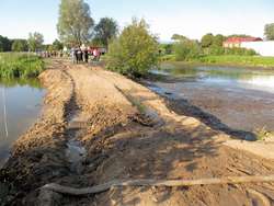 Przy wejściu do portu usypano wał ziemny
