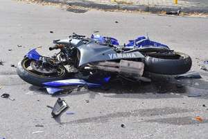 Samochód zderzył się z motocyklem. Dwie osoby ciężko ranne