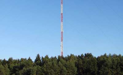Maszt radiowo-telewizyjny w Olsztynie z trudem mieści się w kadrze