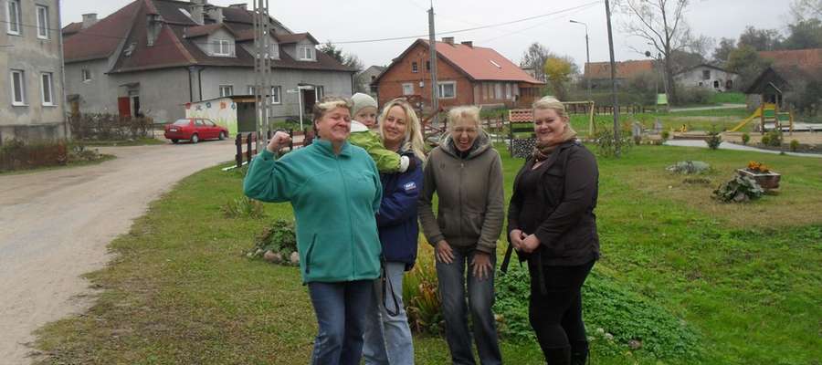 Damy radę! — zapewnia w gronie roześmianych pań sołtys Jolanta Dziachan (pierwsza z lewej)