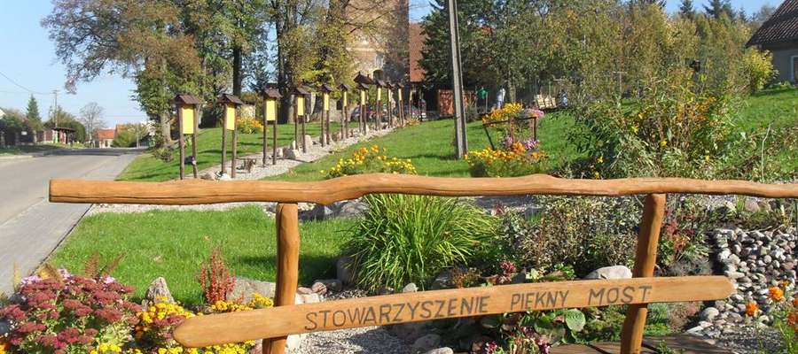 Promocja stowarzyszenia na poręczy mostu