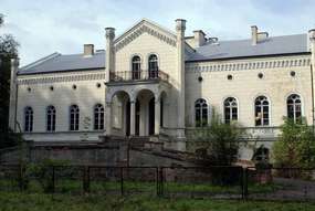 Pałac z XIX wieku w Rodelach