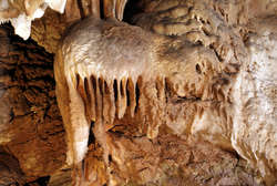 Stalaktyty i stalagmity w jaskini przybierają czasem fantazyjne kształty