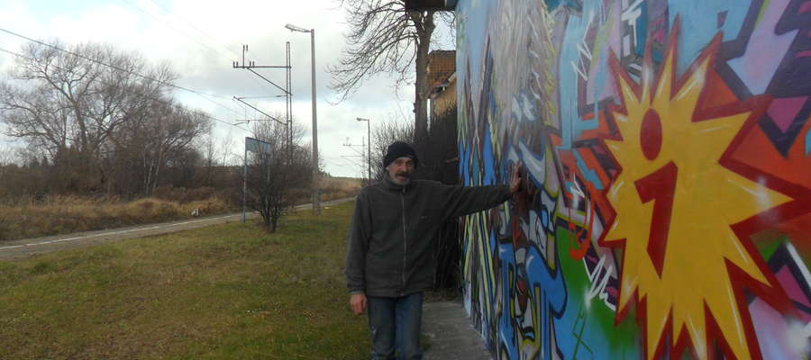 Bartąg: Pan Ryszard i graffiti na ścianie jego domu
