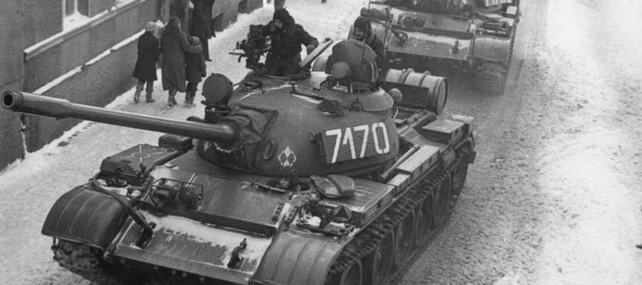 13 grudnia 1981 r. na ulicach miast stanęły pojazdy bojowe wojska i patrole