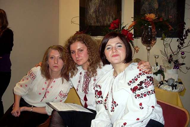 Dziewczyny z zespołu Izprezhdy Vika w ludowych strojach ukraińskich. Od lewej: Ania Właszyn, Maria Chomyn i Ola Hrybek. Wigilia słowiańska w olsztyńskim klubie Baccalarium ( 2009 rok)