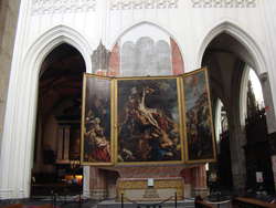 Słynny tryptyk Petera Rubensa, znany jako "Krzyż" lub "Podniesienie krzyża", wisi nad głównym ołtarzem katedry NMP w Antwerpii