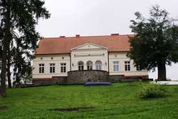 Dwór został pięknie odrestaurowany, obecnie jest obiektem turystycznym