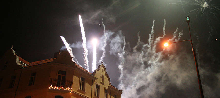 Fajerwerki oświetlały Bisztynek przez kilkanaście minut Nowego Roku.