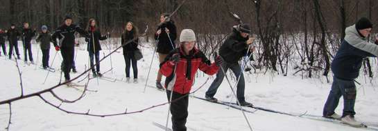Zdjęcie jest ilustracją do tekstu — tu młodzież uczy się narciarstwa biegowego w Wiosce Narciarskiej Wiartel