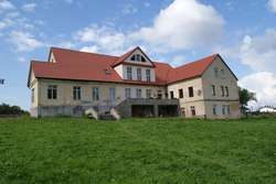 Dwór wybudowano na wzgórzu blisko jeziora