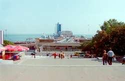Widok na port i strzelisty Hotel Odessa 