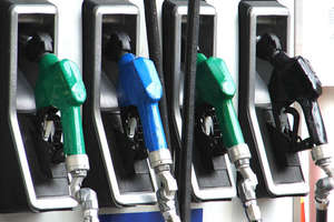 Nawet gdyby ropa była darmowa, to cena paliw nie spadnie poniżej 2,5 zł. Dlaczego?