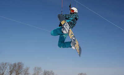 Ten wielki latawiec ciągnie na specjalnych linkach amatora snowkite`ingu