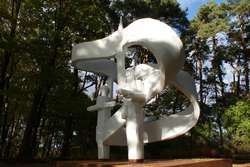 Twórcą pomnika jest olsztyński rzeźbiarz Ryszard Wachowski