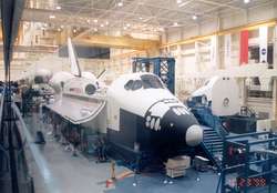 Prom kosmiczny "Challenger" na hali montażowej