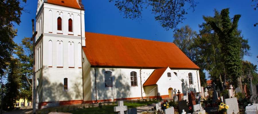 Ten kościół niegdyś był ewangelicki, obecnie jest siedzibą parafii katolickiej