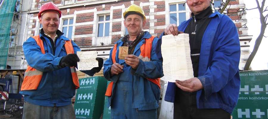 Oto pracownicy, którzy odnaleźli dokumenty na strychu iławskiej kamienicy. Od lewej strony Marcin Zaborski z Iławy, brygadzista Andrzej Rutkowski z Ząbrowa oraz Paweł Krasiński, także z Iławy