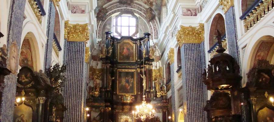 Wnętrze kościoła w Świętej Lipce, widok na ołtarz główny