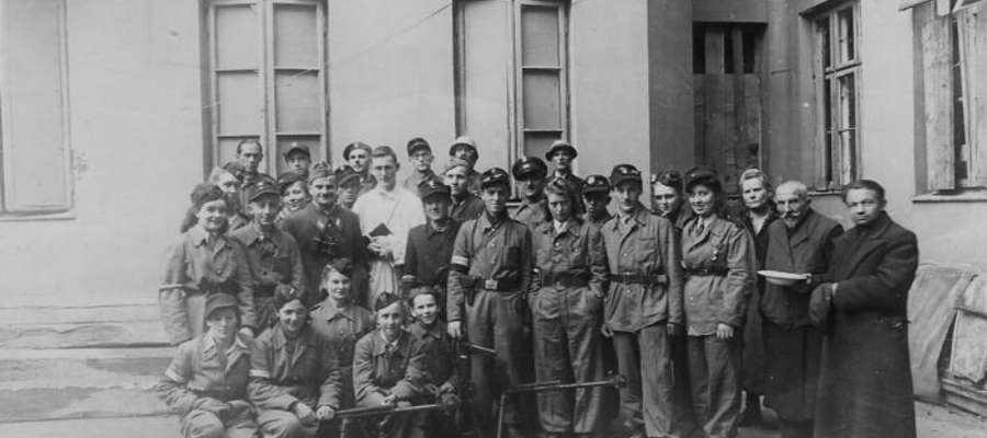 Ksiądz Rymkiewicz (w sutannie) ze swoim oddziałem podczas Powstania Warszawskiego