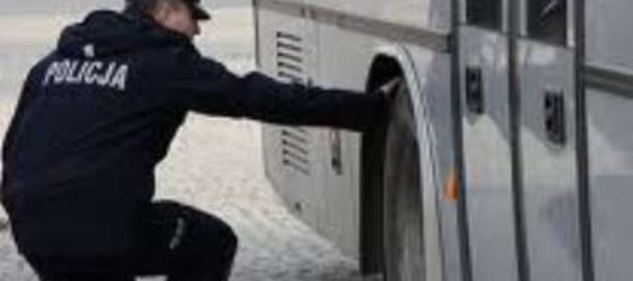 Policjanci kontrolują wycieczkowe autokary