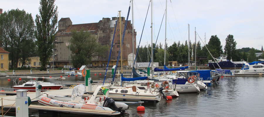 Na terenie elbląskiego jachtklubu powstały nowe pomosty cumownicze, przy których będzie 71 miejsc do cumowania (wcześniej 35)