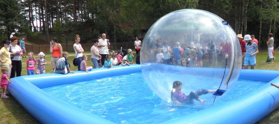 Zabawa w pływającej plastikowej kuli