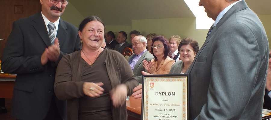 Przedstawiciele wsi Oleśno: Zygmunt Rychter i Marlena Szwemińska odebrali z rąk starosty pierwszą nagrodę  