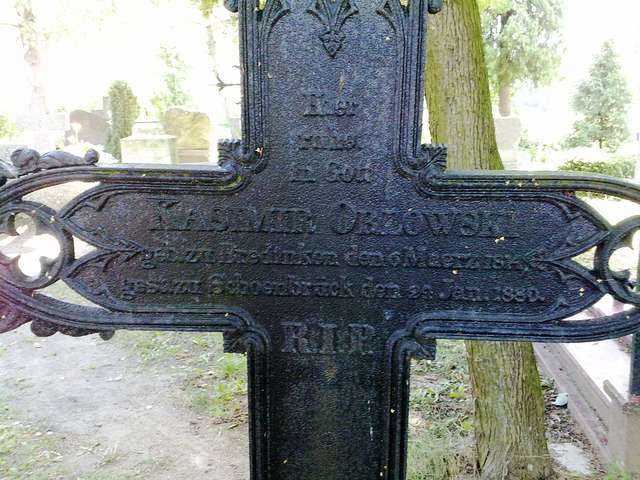 Jeden z kilku ocalałych w Sząbruku żeliwnych krzyży: Kasimir Orzowski (1830-1880)