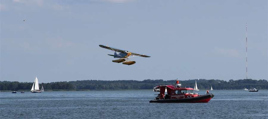 Pokazy akrobacji lotniczych nad jeziorem Niegocin