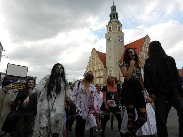 Umarlaki znowu opanują miasto. II Marsz Zombie w Olsztynie - full image