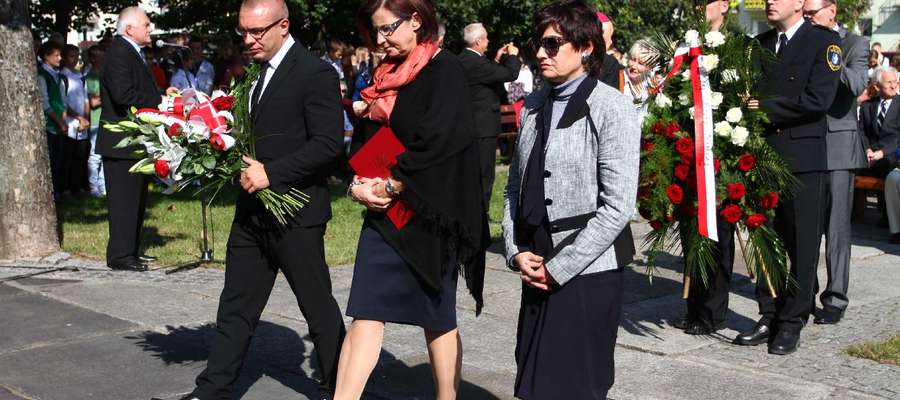 Złożenie kwiatów pod pomnikiem Zesłańców Syberyjskich były najważniejszym akcentem Dnia Sybiraka w Olsztynie.