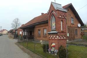 Warmińska droga w szpalerze starych i nowych drzew