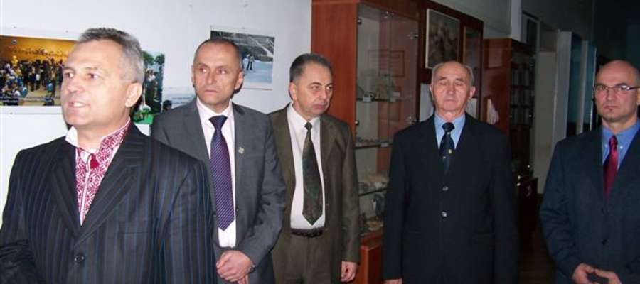 Zbigniew Homza (drugi od lewej) oraz Marek Mielniczek (pierwszy od prawej) podczas otwarcia wystawy na Ukrainie.