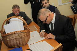 Inicjatorzy referendum, wśród których są te same osoby, które przyczyniły się do odwołania poprzednich władz w mieście, uważają, że prezydent nie wywiązał się ze swojej obietnicy wyborczej