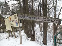 Symboliczna granica Warmii nad jeziorem Kośno