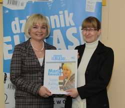 Super Babka Maria Kosecka odbiera nagrodę od Sylwii Warzechowskiej, szefowej redakcji Dziennika Elbląskiego