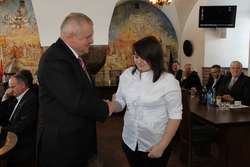 Klaudia Kłosińska odebrała pamiątkową statuetkę z rąk burmistrza Wieslawa Śniecikowskiego podczas ostatniej sesji Rady Miejskiej w Pasłęku