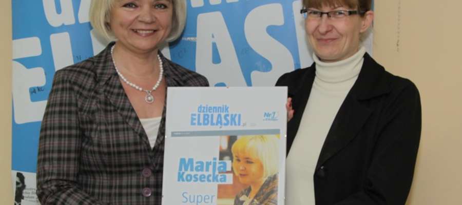 Super Babka Maria Kosecka odbiera nagrodę od Sylwii Warzechowskiej, szefowej redakcji Dziennika Elbląskiego