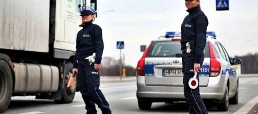 Policjanci z KPP w Bartoszycach kontrolowali ciężarówki i autobusy. Zdjęcie jest ilustracją do tekstu.