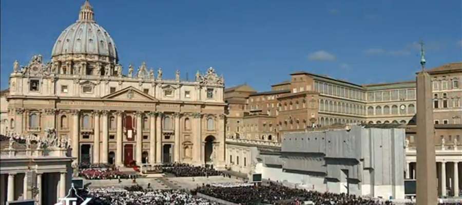 Plac Św. Piotra w Watykanie przed mszą inauguracyjną papieża Franciszka.