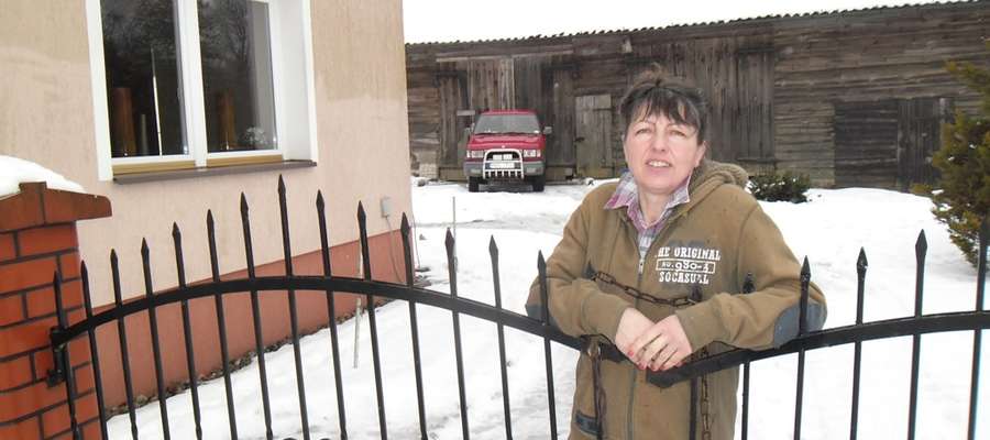 Bożena Cynk przed swoim domem w Zaborowie
