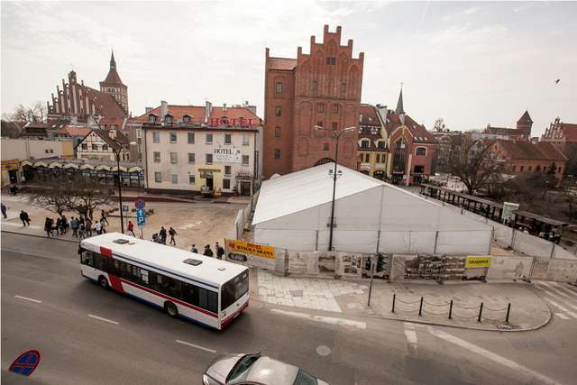 Wykopalisko przed Wysoką Bramą w Olsztynie przykryte jest ogromnym namiotem