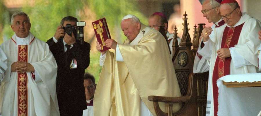 Msza święta odprawiana przez bł. Jana Pawła II w Ełku w 1999 roku. Celebracje papieskie powinny być wzorem do naśladowania.