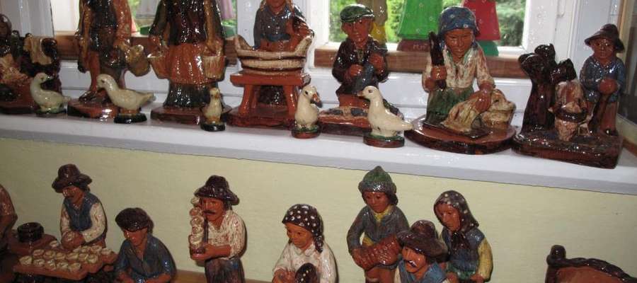 Gliniane figurki Władysławy Prucnal w Muzeum Regionalnym w Pieckach
